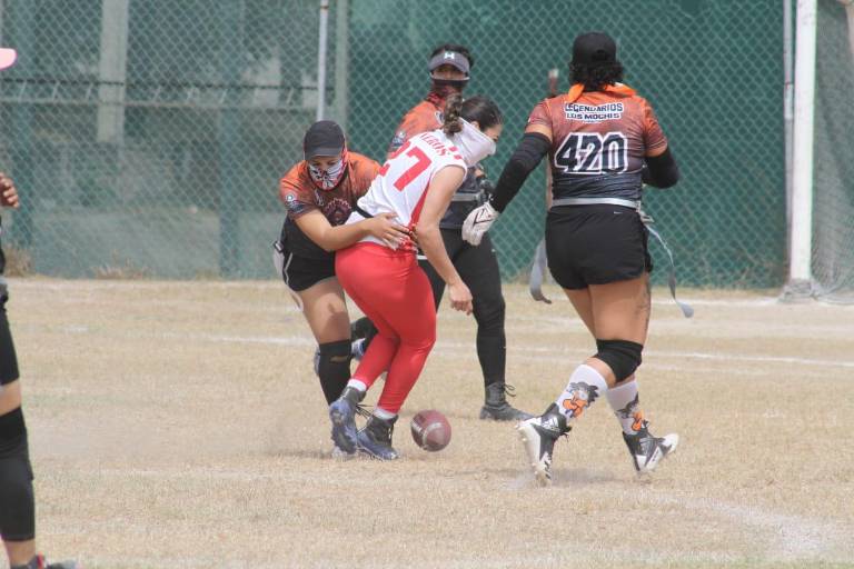 Emocionantes partidos se viven en Flag Maz Football 2022