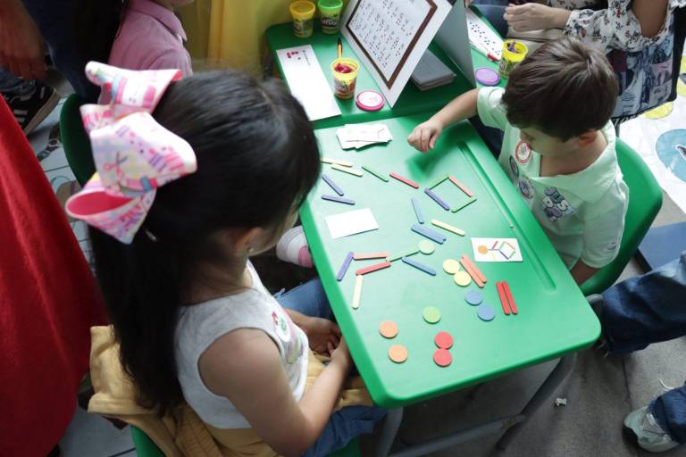 Exponen creatividad magisterial en La Feria de las Ciencias 2025