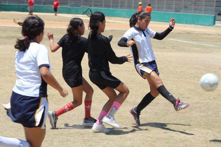 Se cuela Secundaria 8 a semifinales de futbol femenil de la Olimpiada Deportiva