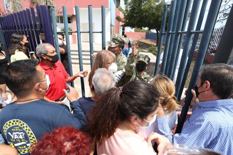 Polideportivo de la UAS en Mazatlán se satura por demanda de vacunas contra el Covid-19