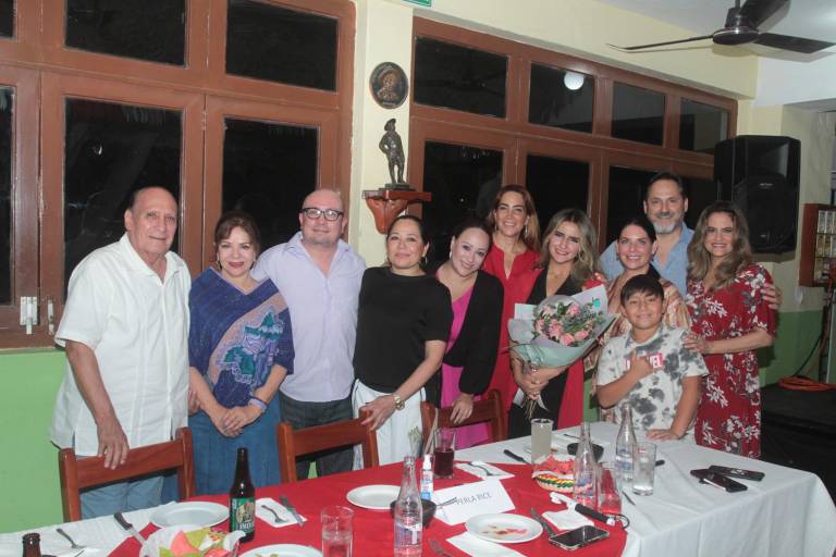 Deleitan Óscar Gómez y Andrea Rice con su voz en Noche Mexicana