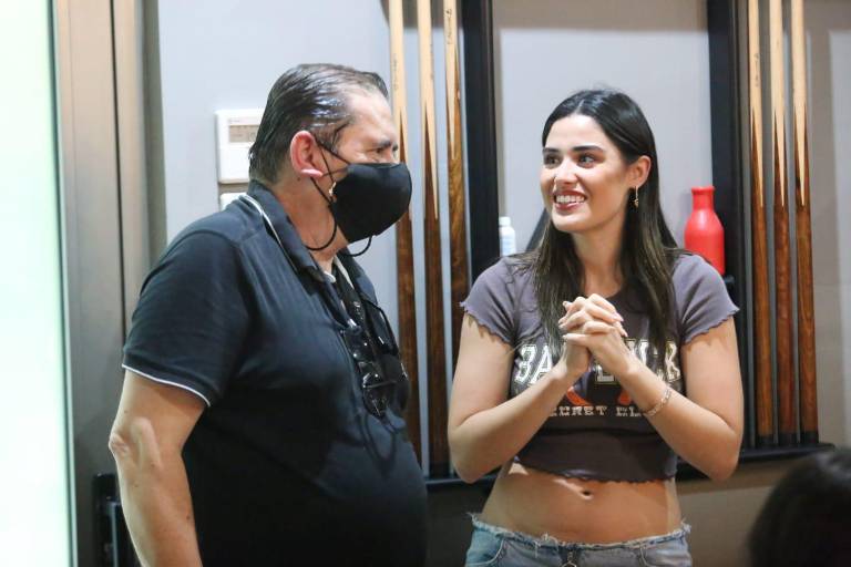 Brianda Lizárraga estrena ‘Shot de tequila’ entre colegas y familiares