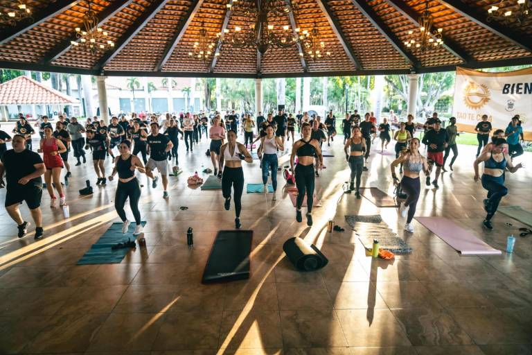 Disfrutan miembros de Ludus Magnus y FIAMA de una sesión de acondicionamiento masivo