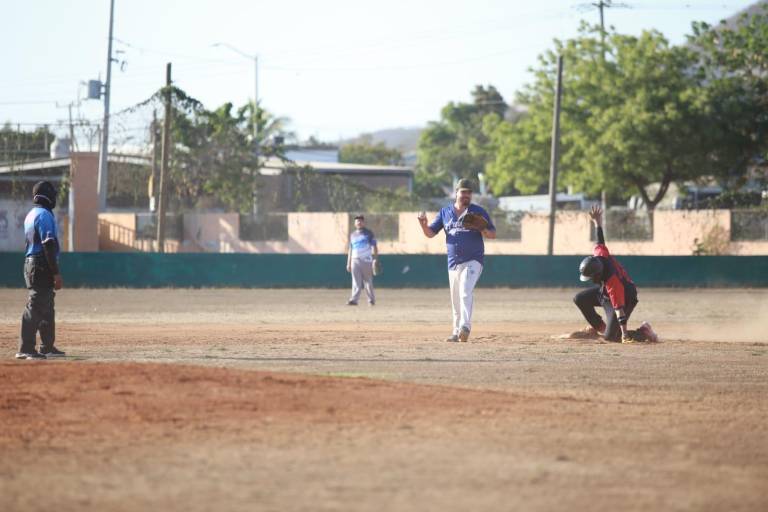 Hotel El Cid cobra revancha en Liga de Beisbol Meseros al Bat