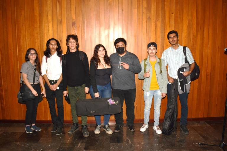 Comparte Andrea González su virtuosismo en la guitarra