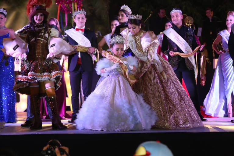 Obed Ibarra y Scarleth Valenzuela son los primeros soberanos de Carnaval de Mazatlán 2022