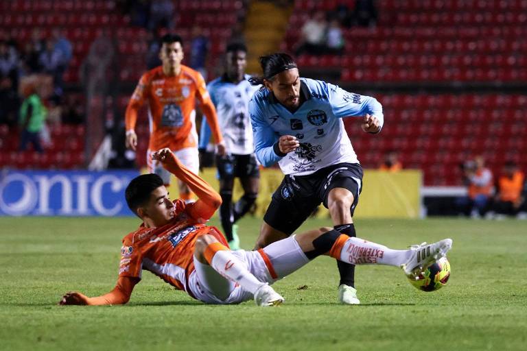 Pachuca sorprende a Gallos de visita