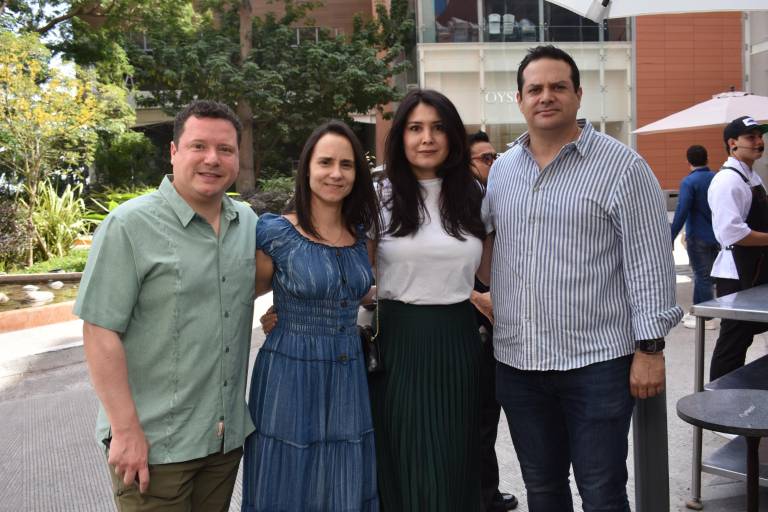 Celebran clientes y amigos el primer aniversario de Humaya Restaurante