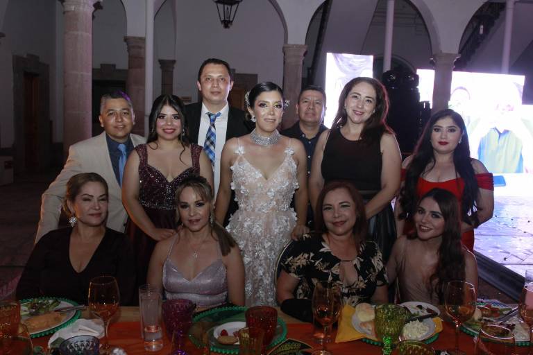 Celebra Yumira que ya es licenciada en Diseño Gráfico y Animación