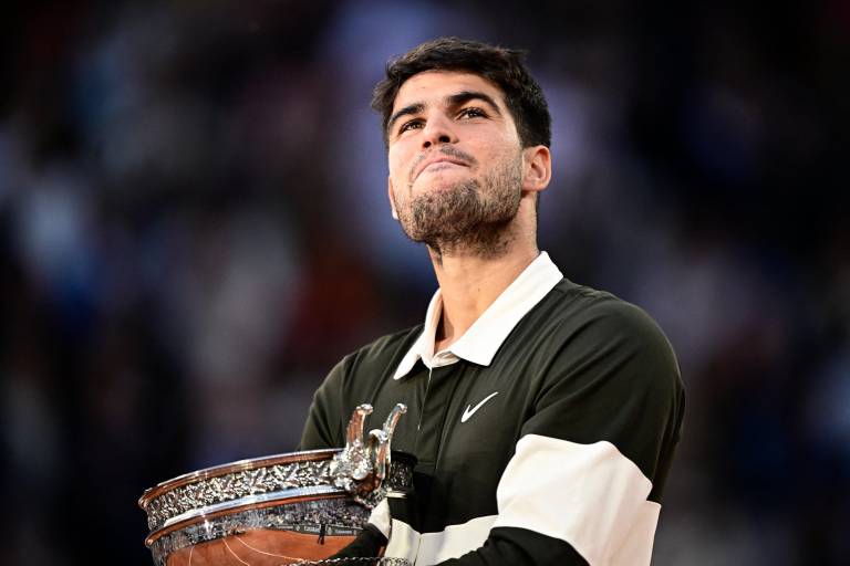 Alcaraz logra épica remontada ante Sinner y es el rey de Roland Garros
