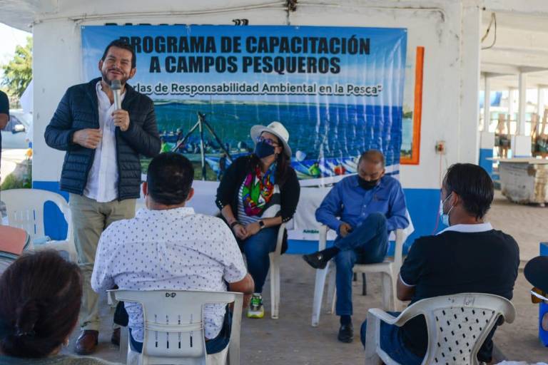 Capacitan en responsabilidad ambiental en la pesca en Dautillos, Altata y El Castillo