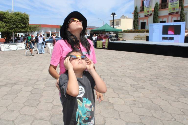 María y Kelian acuden a Rosario para ser testigos del eclipse de sol