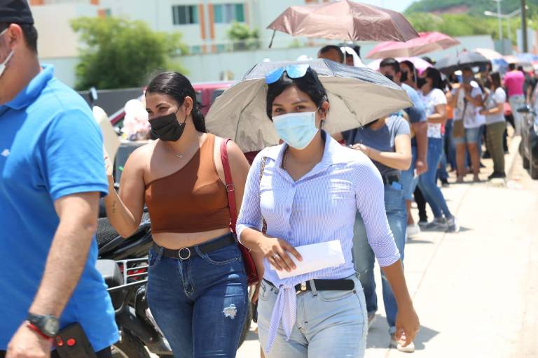 Pese al fuerte calor, jóvenes mazatlecos sí acuden a vacunarse contra el Covid-19 este martes