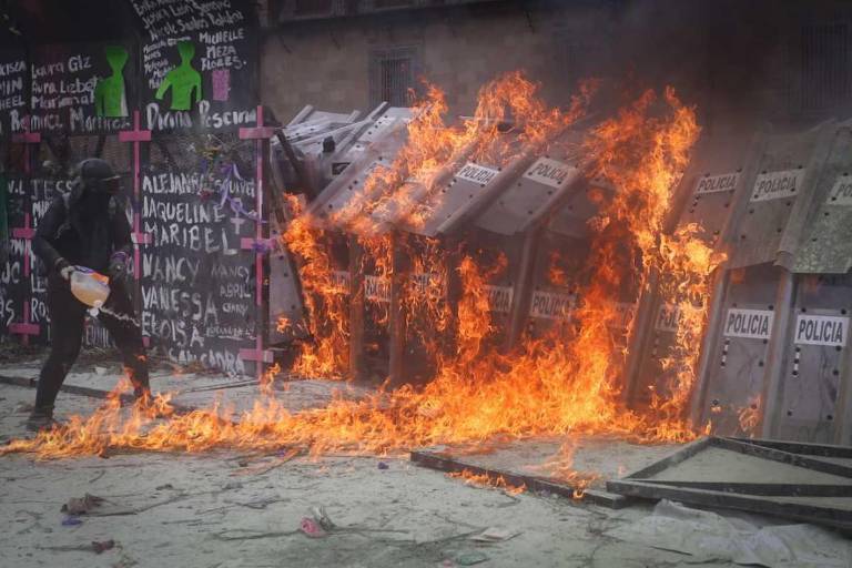 Mujeres derriban vallas del Palacio Nacional; policías lanzan gas lacrimógeno