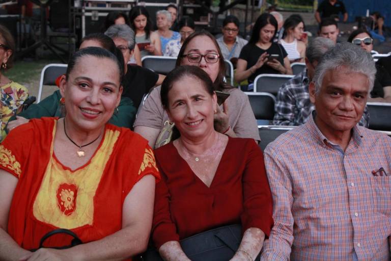 Familias enteras viven una gran fiesta sinaloense