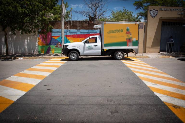 ¡A reducir la velocidad! Pintan cruces peatonales frente a escuelas