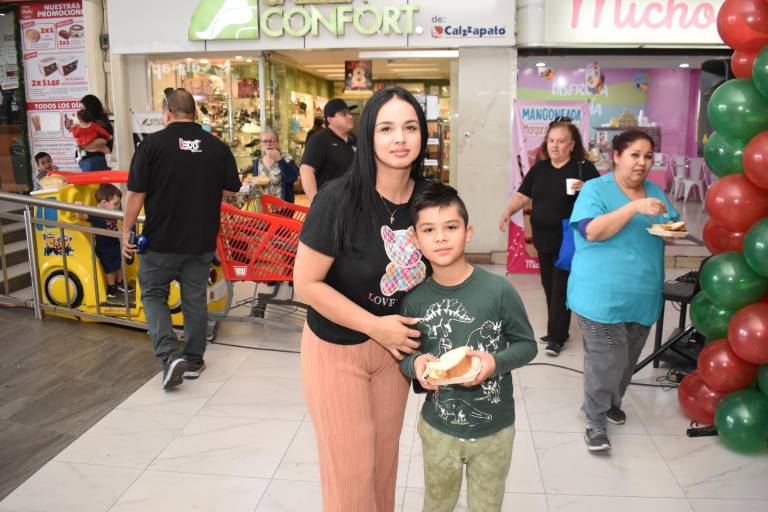 Degustan clientes de Grupo Ley su tradicional Rosca de Reyes