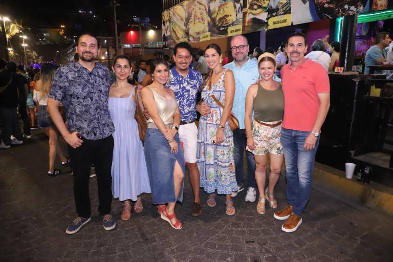 Disfrutan mazatlecos y turistas de la música en su día