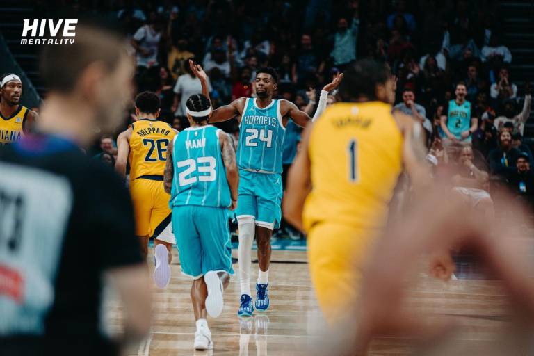 LaMelo Ball brilla y Hornets remontan a Pacers