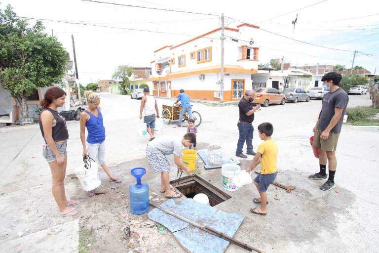 ‘Nos hace falta el agua para echarle al baño, para bañarse’, dicen vecinos que abren registros de Telmex