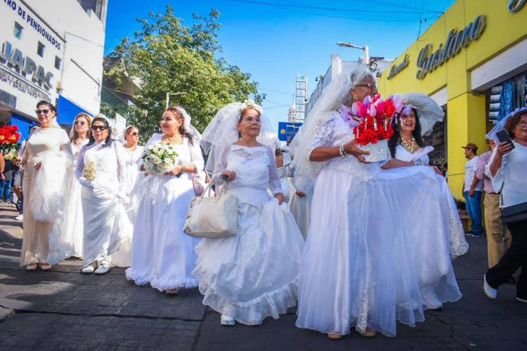 Recorre Lupita, ‘La Novia’, las calles de Culiacán por la paz