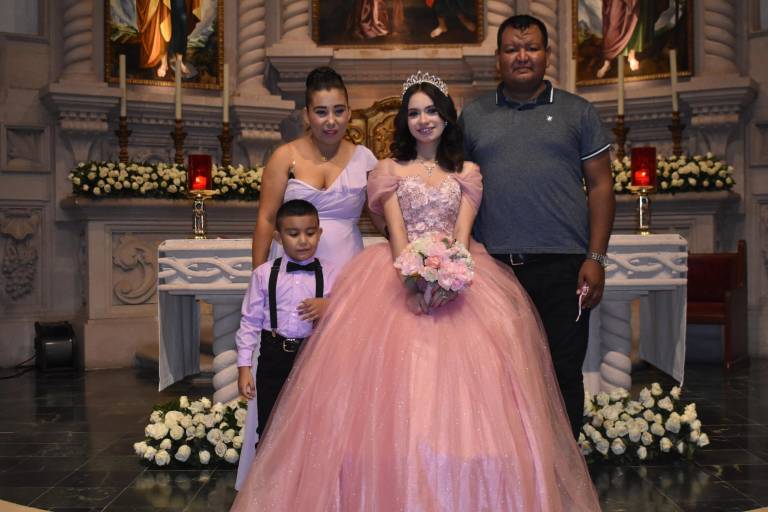 Es Estefany Sánchez una bella quinceañera