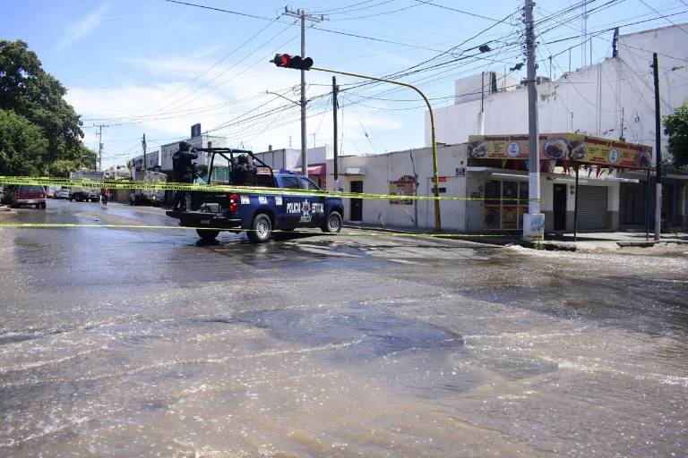 Mega fuga de agua cierra circulación en calle Juan Aldama, en Culiacán, en plenas elecciones