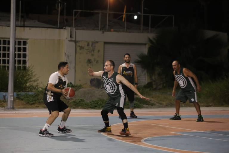 Callejón 54 aplasta a Rooster en Torneo Veteranos de Baloncesto