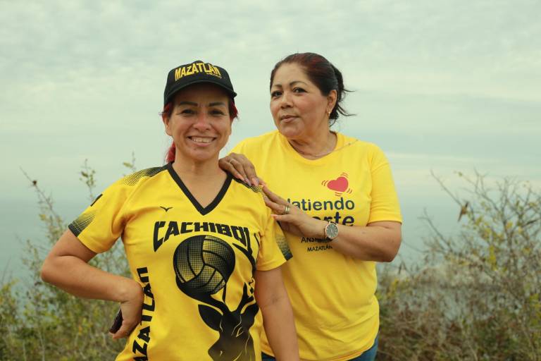 Damas de Anspac Mazatlán se ejercitan al subir al Faro