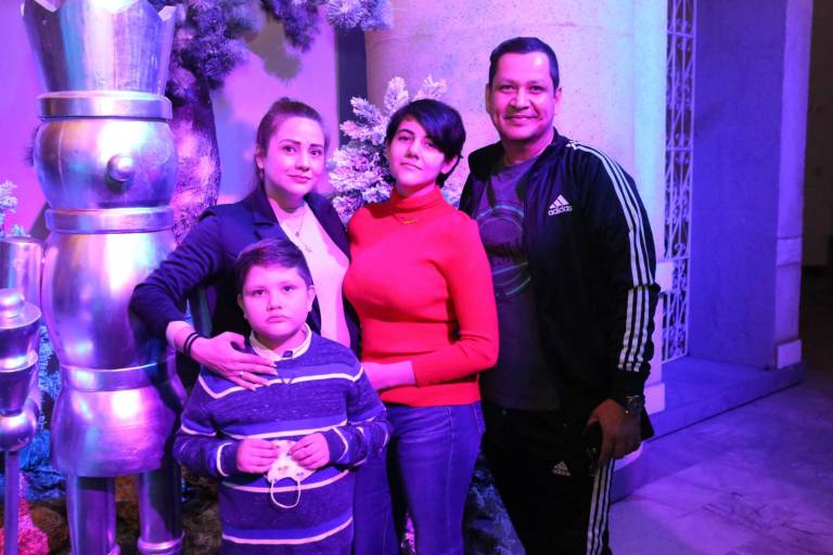 Disfrutan mazatlecos la Gala Navideña