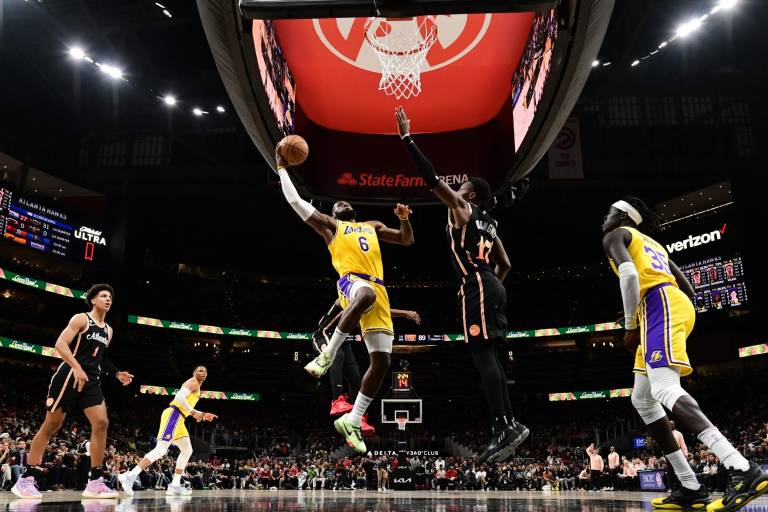 Triunfo de Lakers con un LeBron James fenomenal