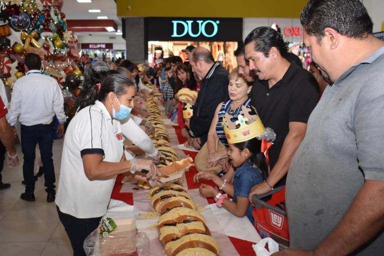 Degustan clientes de Grupo Ley su tradicional Rosca de Reyes