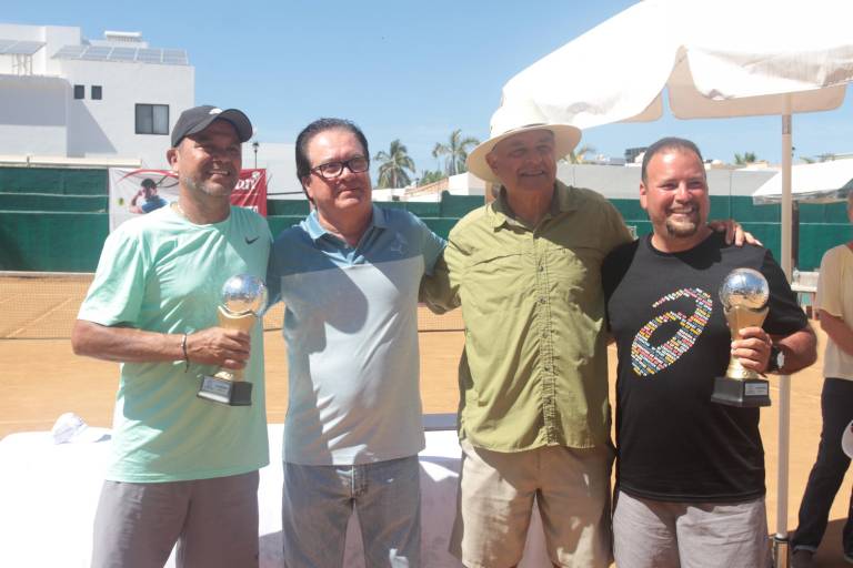 Reciben sus trofeos los campeones del Torneo de Tenis Nancy Grimes