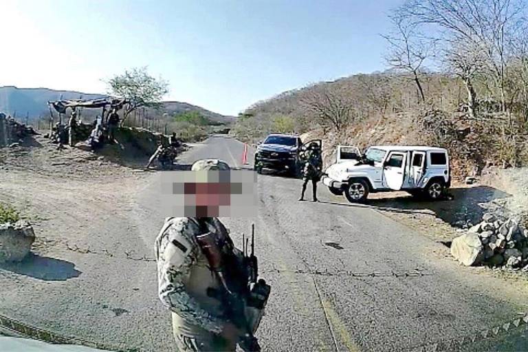 AMLO presume que narcos ‘respetan’ a Siervos de la Nación; reconoce retenes del crimen