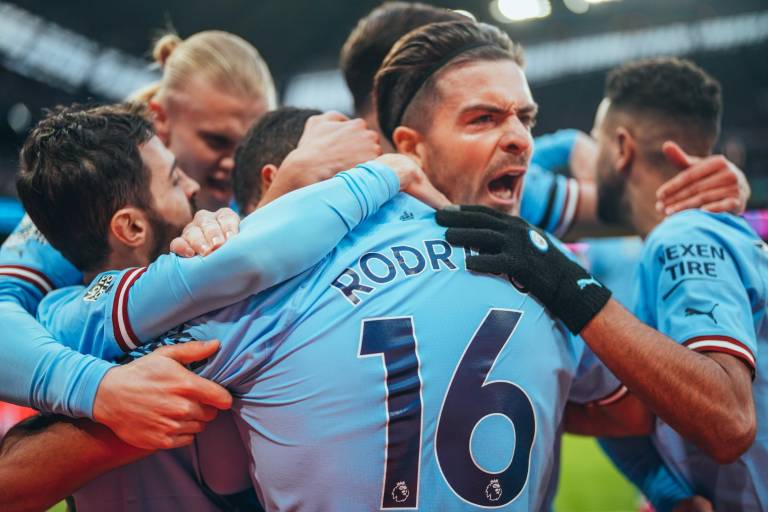 Manchester City vence al Aston Villa y se acerca al Arsenal