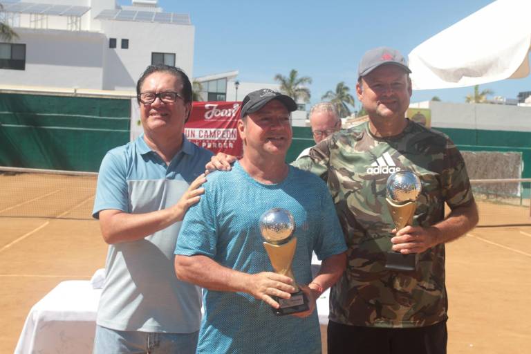 Reciben sus trofeos los campeones del Torneo de Tenis Nancy Grimes
