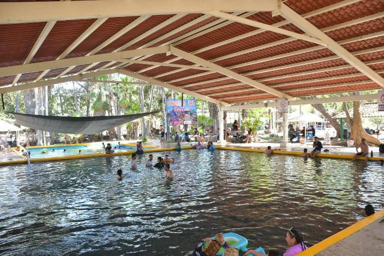 Disfrutan familias de últimos días vacacionales en Imala