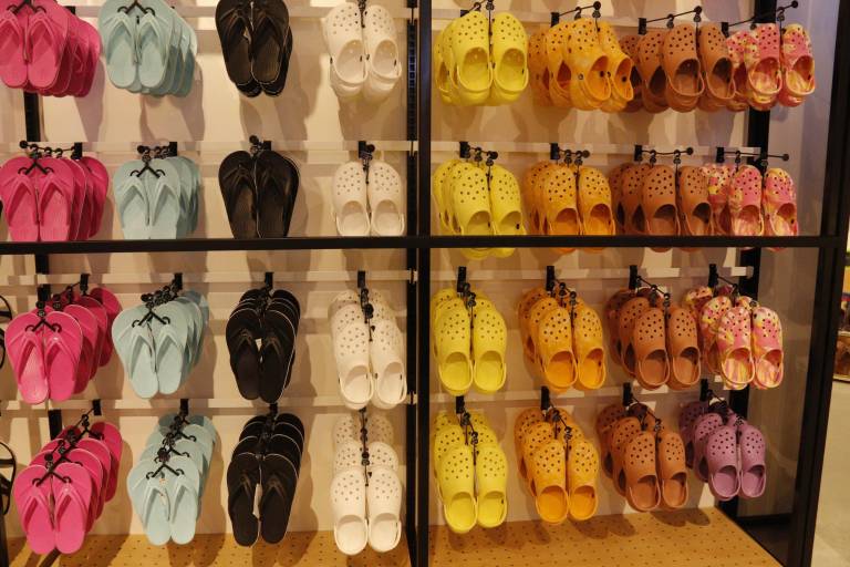 Los Crocs rompen paradigmas en la moda; en Culiacán abren la primera boutique en Plaza Ceiba