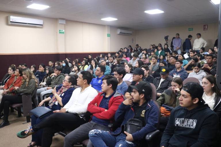 Charlan con estudiantes sobre el arte de emprender