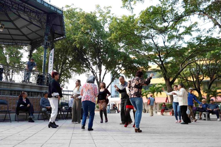 Disfrutan de las Tardes de Danzón