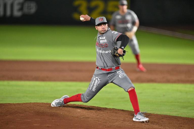 Luce José Luis Bravo en relevo contra Pericos