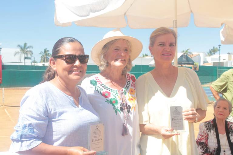 Reciben sus trofeos los campeones del Torneo de Tenis Nancy Grimes