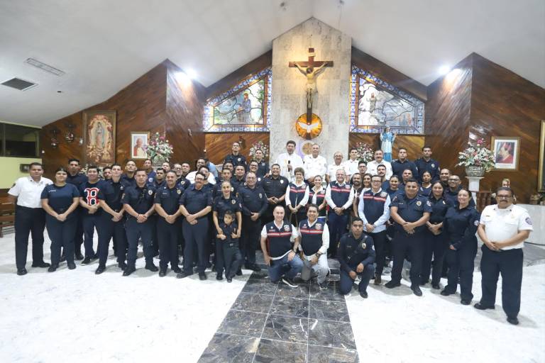 Bomberos de Mazatlán dan gracias a Dios por su profesión