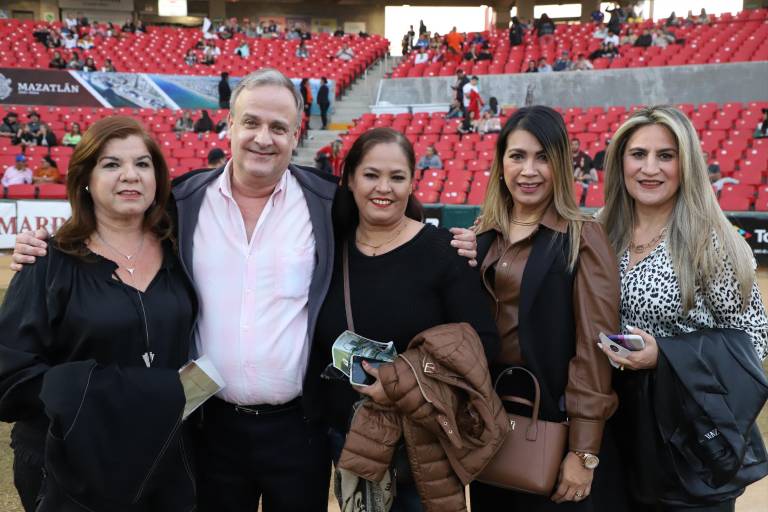 Alejandra I recibe sus atributos reales como Reina del Carnaval de Mazatlán 2023