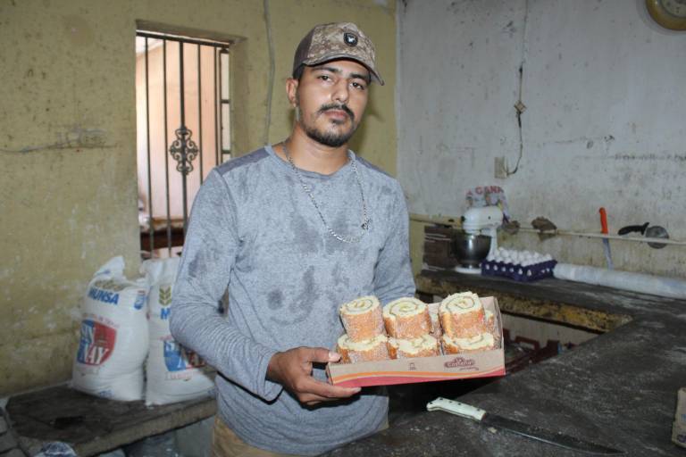 José busca mantener encendida la tradición del pan en hornilla de barro y fuego de leña en Matatán