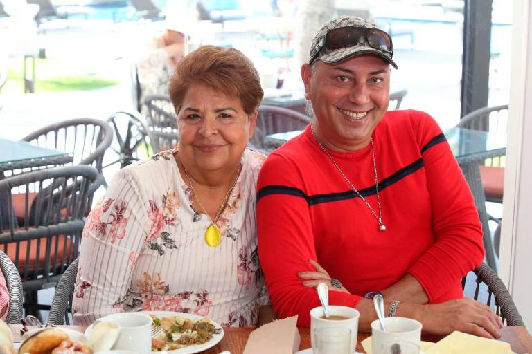 Estela González recibe felicitaciones en su día