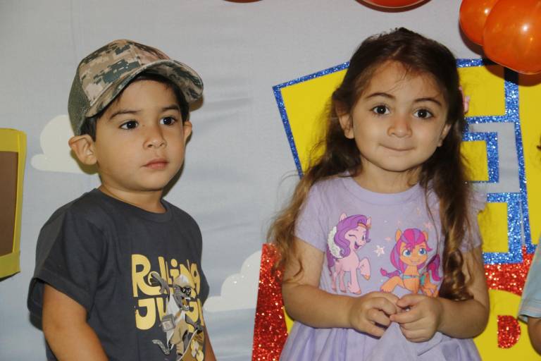 Ríen, juegan y bailan niños del Senda en su día