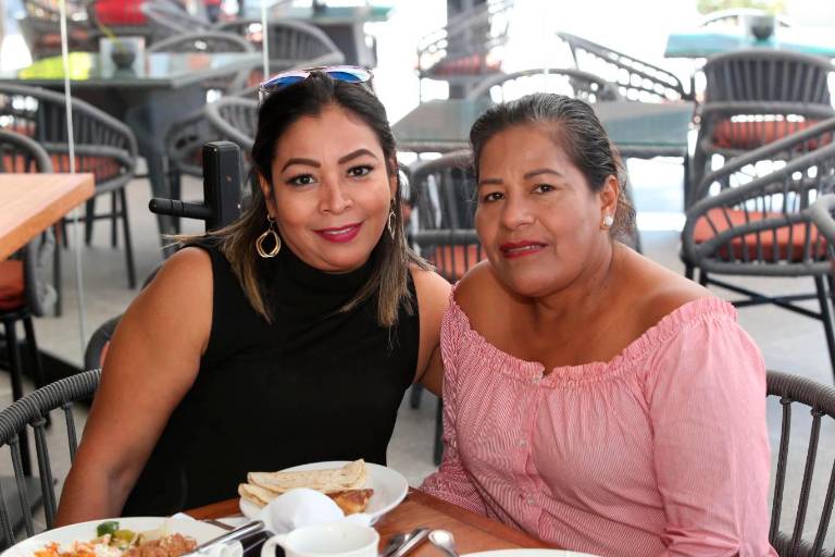 Estela González recibe felicitaciones en su día