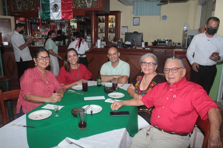 Deleitan Óscar Gómez y Andrea Rice con su voz en Noche Mexicana