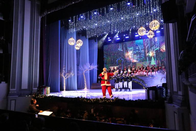 Disfrutan mazatlecos la Gala Navideña